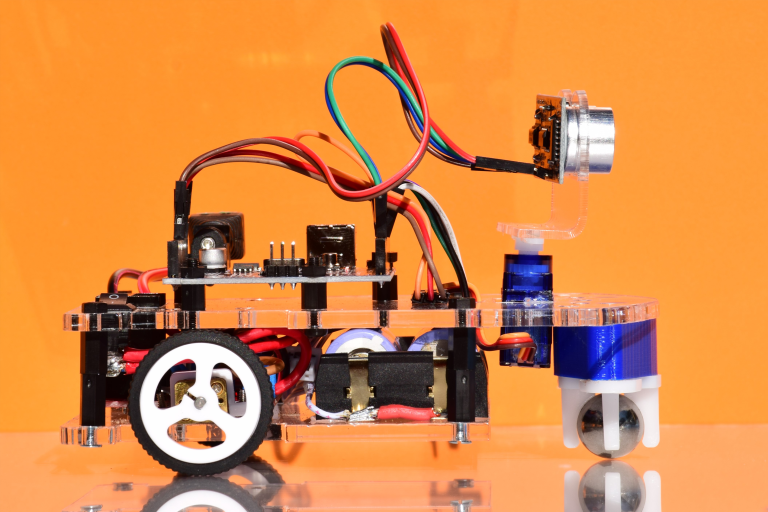 robot urmaritor de linie lateral